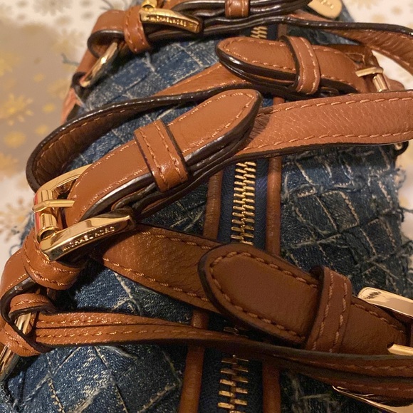Michael Kors Greyson Satchel
DENIM 💙…Beautiful Blue
Brown Handle Accents 🤎 - Picture 7 of 14